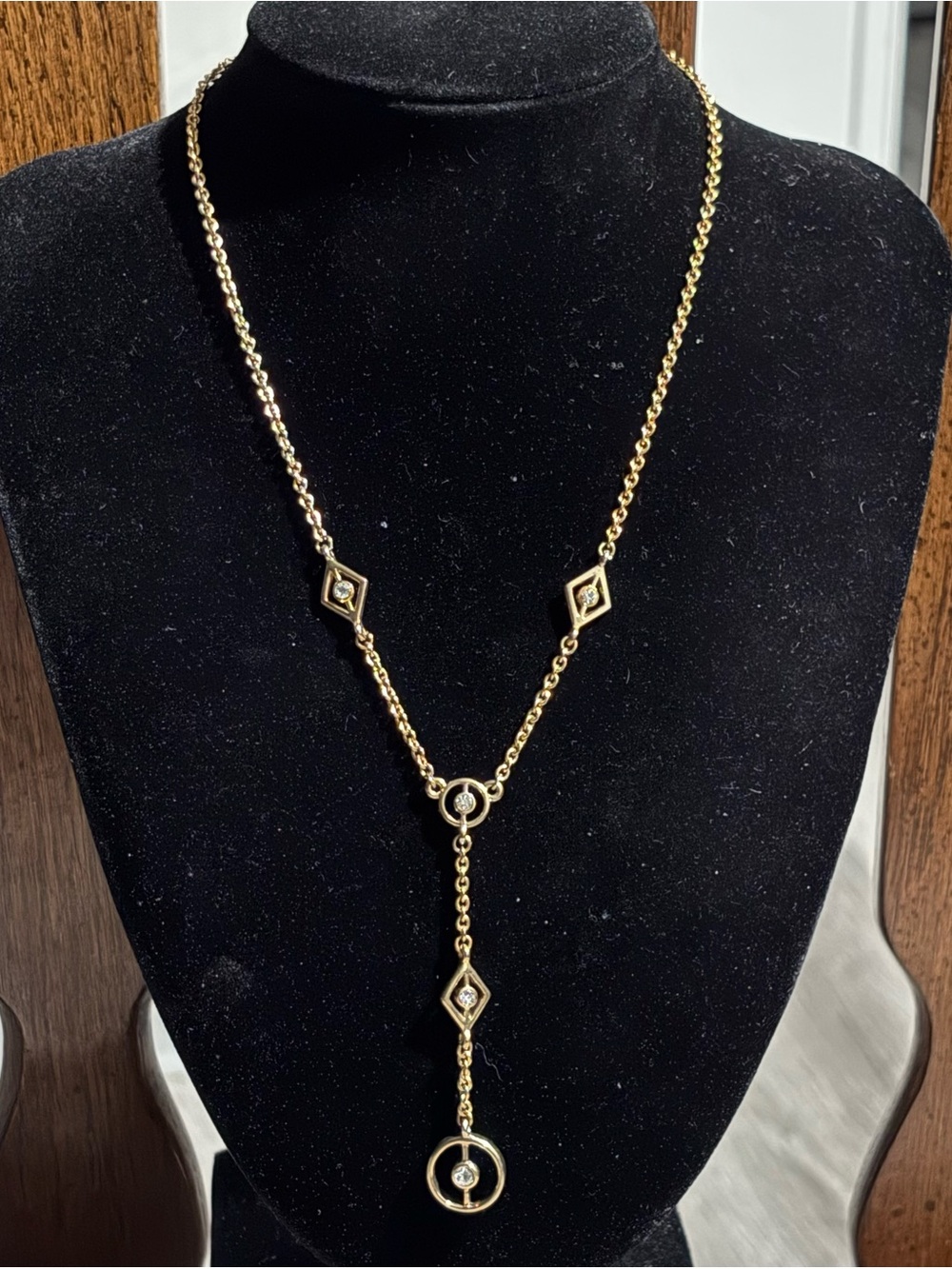 Gold Tone Lariat Necklace w/ Crystal Accents – Minimalist Elegant Style